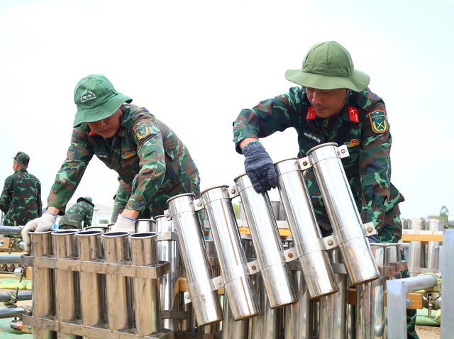 Cần Thơ lắp đặt 1.000 quả pháo hoa trên sà lan, chuẩn bị đón giao thừa- Ảnh 1.