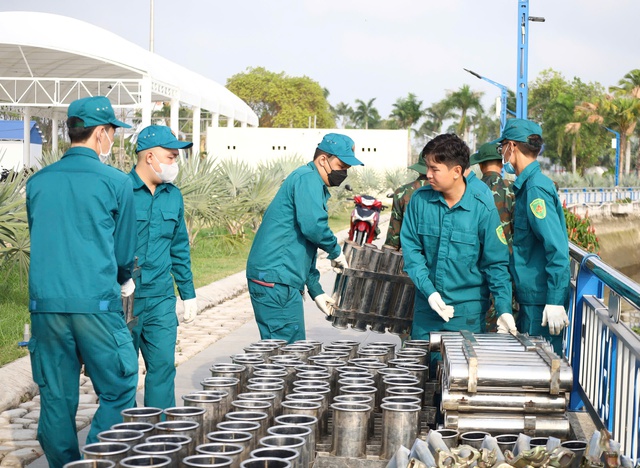 Cần Thơ lắp đặt 1.000 quả pháo hoa trên sà lan, chuẩn bị đón giao thừa- Ảnh 3.