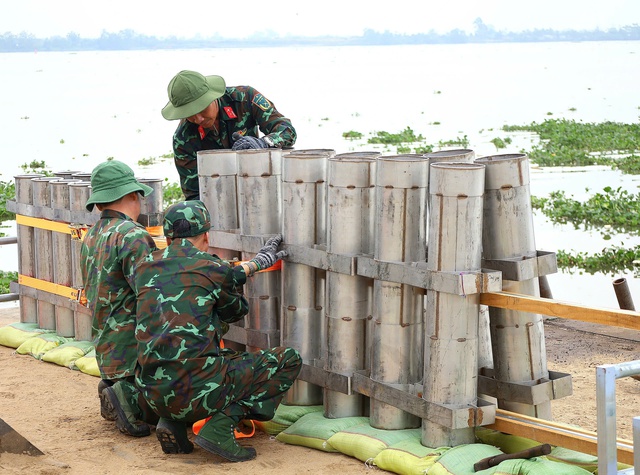 Cần Thơ lắp đặt 1.000 quả pháo hoa trên sà lan, chuẩn bị đón giao thừa- Ảnh 5.