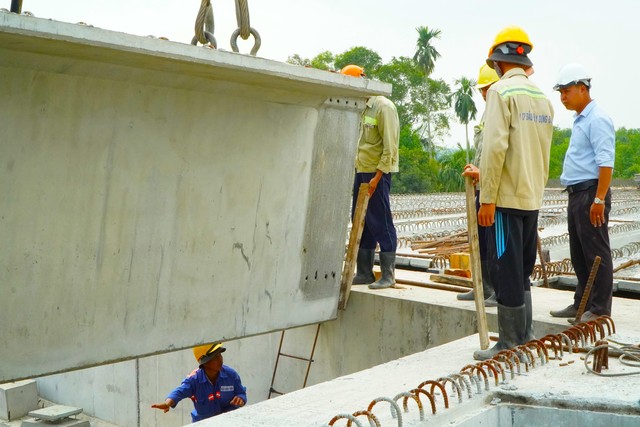 29 tết trên công trình 3.000 km đường cao tốc có gì lạ?- Ảnh 3.