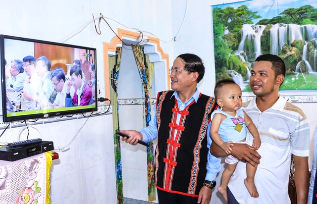 B&igrave;nh Định: M&ugrave;a xu&acirc;n đầu ti&ecirc;n c&oacute; điện ở l&agrave;ng Canh Giao- Ảnh 4.