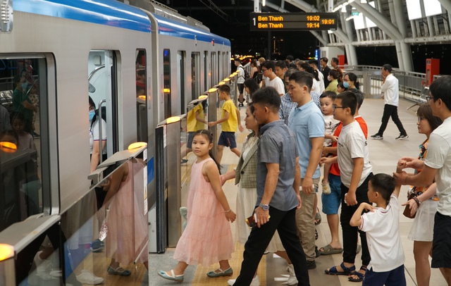 Mùa tết đầu tiên TP.HCM có metro, tăng chuyến liên tục vẫn không xuể- Ảnh 1.