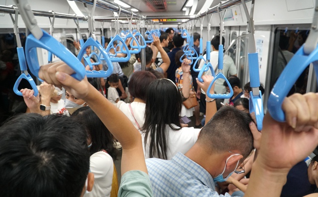 Công ty vận hành metro số 1 TP.HCM lên tiếng vụ khách giành ghế- Ảnh 2.