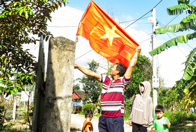 B&igrave;nh Định: M&ugrave;a xu&acirc;n đầu ti&ecirc;n c&oacute; điện ở l&agrave;ng Canh Giao- Ảnh 3.