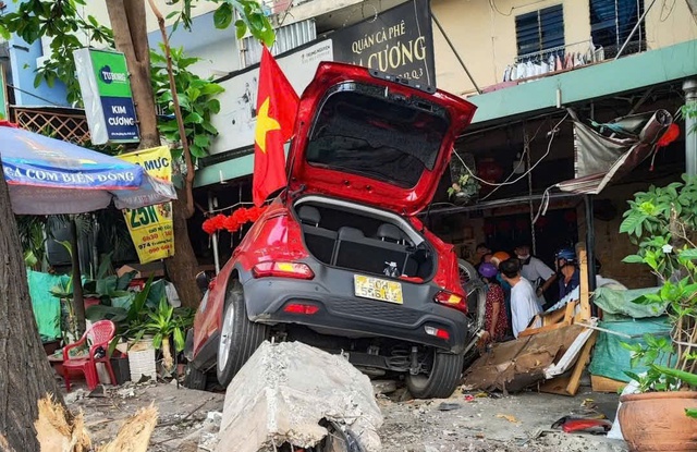 Ô tô tông vào quán cà phê ở TP.HCM, một người bị thương- Ảnh 1.