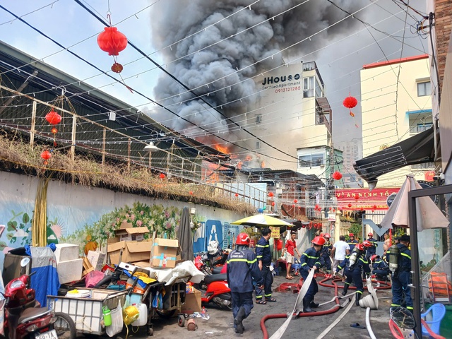 TP.HCM: Cháy lớn dãy nhà ở Q.1- Ảnh 1.