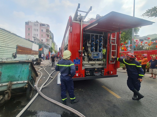 TP.HCM bố trí chỗ ở cho các gia đình trong vụ cháy dãy nhà Q.1- Ảnh 3.