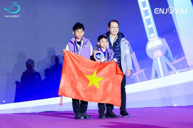 Phạm Bạch Long (Người đầu tiên bên trái) nhận giải thưởng Enjoy AI Olympic 2024 (Ảnh do nhân vật cung cấp)