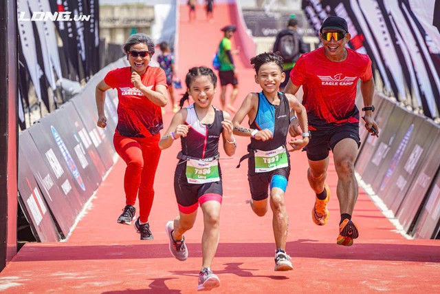 Phạm Bạch Long cùng gia đình tham gia giải chạy marathon ( Ảnh do nhân vật cung cấp)