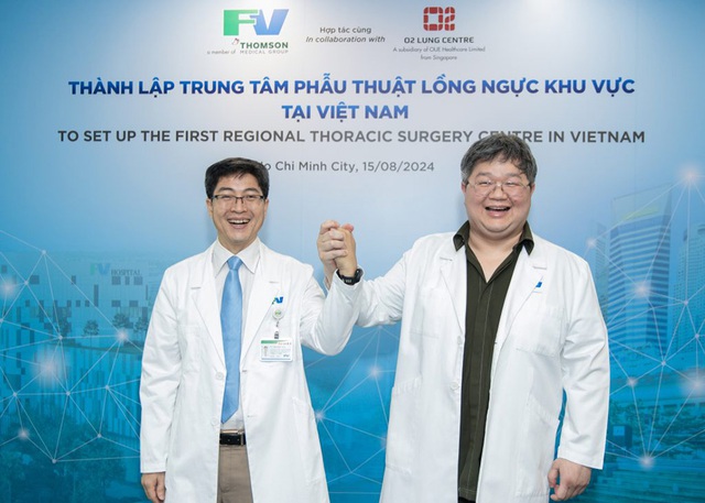 Bác sĩ Su Jang Wen (phải) là chuyên gia của Trung tâm Phẫu thuật lồng ngực FV. ẢNH: FV