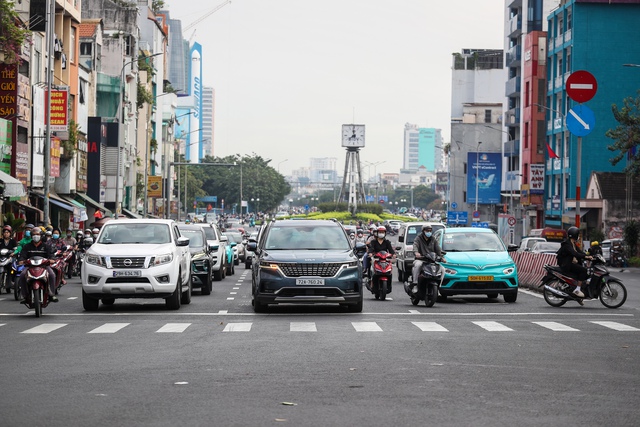 Người dân TP.HCM dừng chờ đèn đỏ quá dài: Sở GTVT giải thích vì sao, cho phép rẽ phải một số nơi- Ảnh 3.