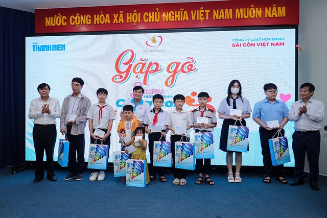 Những cánh cửa mùa xuân- Ảnh 1.
