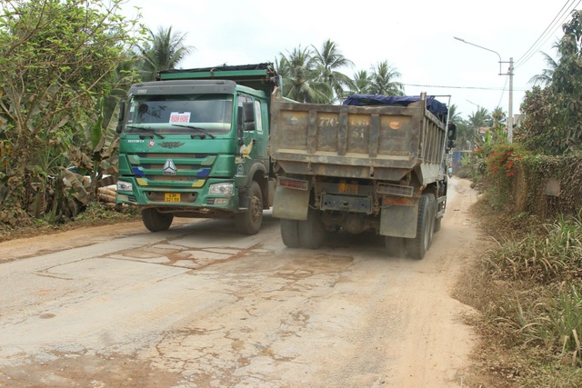 Hơn 50 tuyến đường bị hư hỏng do chở vật liệu thi công cao tốc- Ảnh 3.