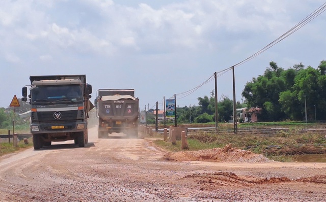 Hơn 50 tuyến đường bị hư hỏng do chở vật liệu thi công cao tốc- Ảnh 1.