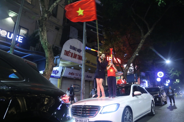 Người dân đi ‘bão’ mừng đội tuyển Việt Nam vô địch AFF Cup 2024: Muôn màu muôn vẻ!- Ảnh 11.