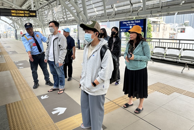 Đi metro gặp những hình ảnh ‘chưa đẹp’: Người dân cần rèn văn hóa giao thông mới- Ảnh 4.