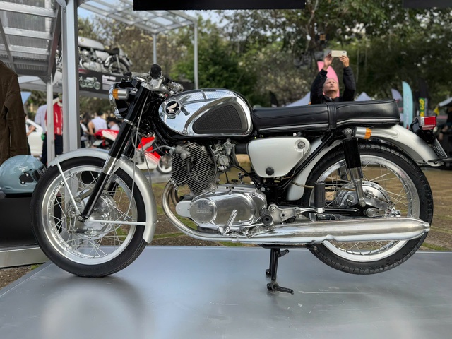 Mê mẩn với 'hắc mã hoàng tử' Honda CD150 Benly 1966- Ảnh 2.