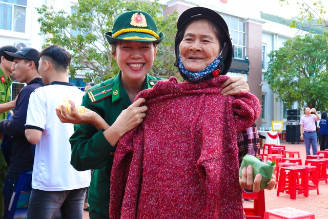 Mang 'Xuân biên phòng' về các làng biển xa- Ảnh 4.