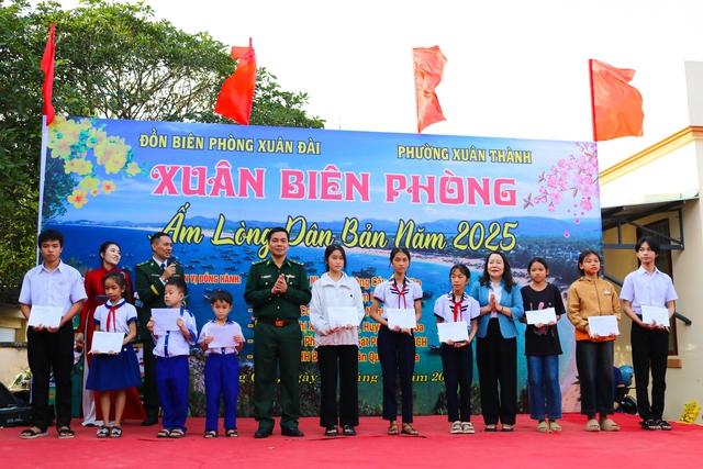 Mang 'Xuân biên phòng' về các làng biển xa- Ảnh 1.