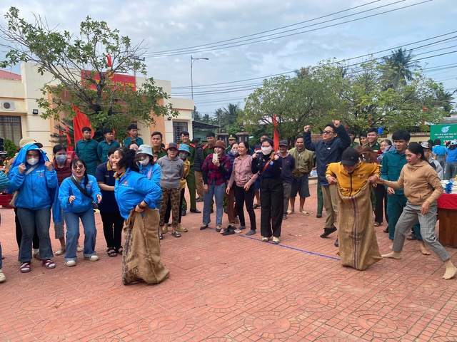 Mang 'Xuân biên phòng' về các làng biển xa- Ảnh 5.