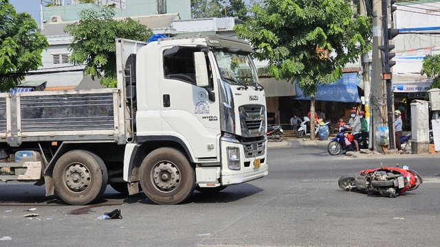 TP.HCM: Tai nạn giữa ô tô tải và xe máy khiến 2 mẹ con thương vong- Ảnh 1.