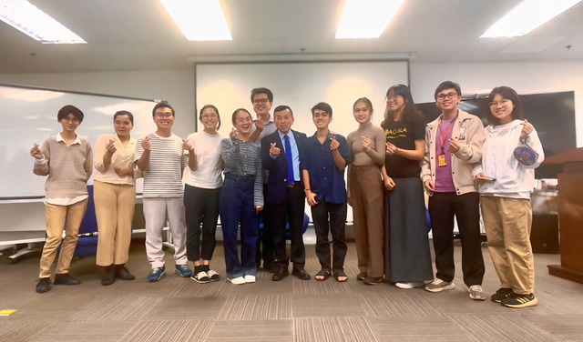 Ông David Dương chụp ảnh cùng sinh viên Trường đại học Fulbright Việt Nam