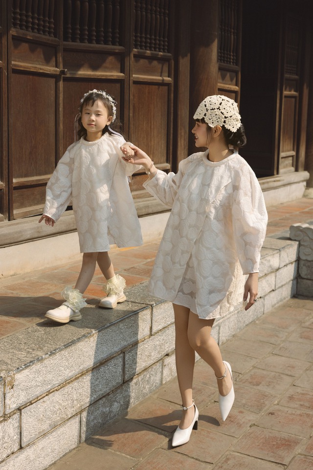 Suggested 2025 Tet outfit set for women traveling in spring - Photo 9.