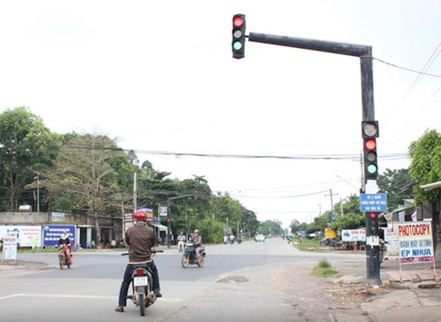 Nhanh chóng rà soát, thay thế đèn giao thông 'bất thình lình chuyển màu'- Ảnh 1.