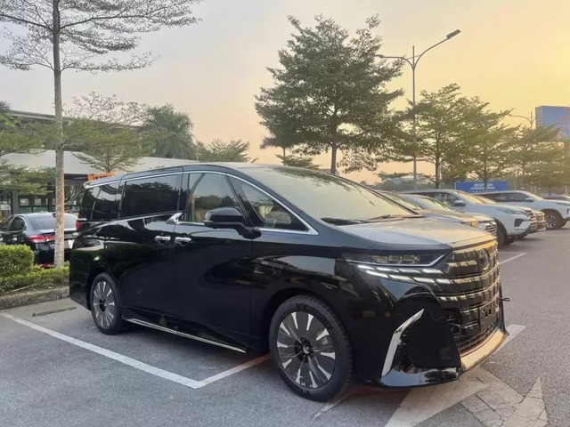 Toyota Alphard tại Việt Nam tăng giá gần 150 triệu đồng- Ảnh 1.