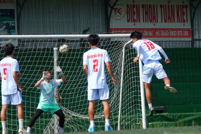 Trường ĐH Cần Thơ 2-1 Trường ĐH Nam Cần Thơ: Derby quá kịch tính- Ảnh 1.