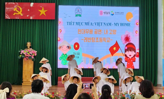 Học sinh TP.HCM nhảy 'APT.' tưng bừng cùng học sinh Hàn Quốc- Ảnh 1.