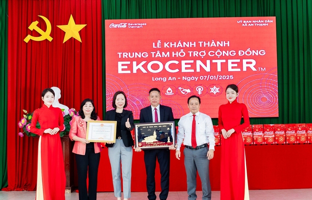 Lãnh đạo Coca-Cola Việt Nam nhận bằng khen của Ủy ban Nhân dân tỉnh Long An