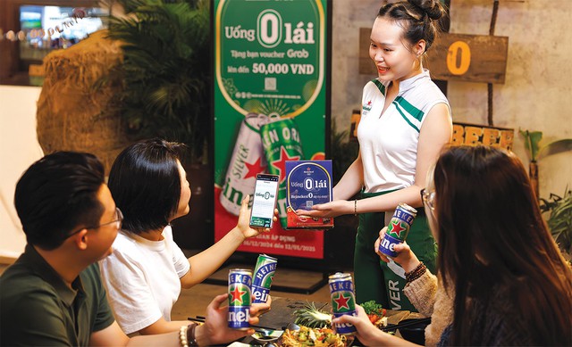 Thức uống đại mạch Heineken 0.0 trở thành lựa chọn quen thuộc của nhiều nhóm bạn trong các buổi liên hoan cuối năm