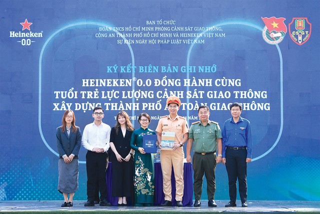 Ngoài hợp tác với Ủy ban An toàn Giao thông Quốc gia, HEINEKEN Việt Nam cũng đã ký kết biên bản ghi nhớ hợp tác với Đoàn Thanh niên Phòng CSGT - Công an TP.HCM nhằm đẩy mạnh tinh thần uống và lái xe có trách nhiệm trong cộng đồng  Ảnh: MINH HIẾU