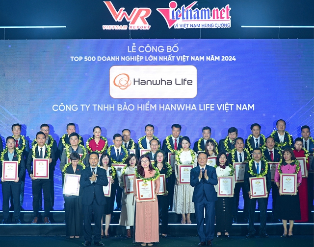 Bà Trương Thị Vân Anh - Giám đốc Marketing Hanwha Life Việt Nam nhận chứng nhận "Top 500 Doanh nghiệp lớn nhất Việt Nam 2024"