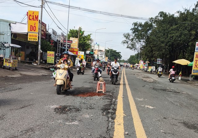 Đường hư hỏng, đi lại khó khăn- Ảnh 1.