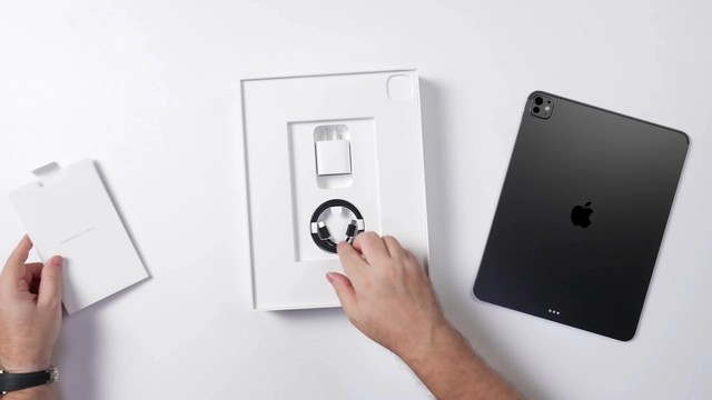 Apple chưa kịp giới thiệu, iPad Pro M5 đã bị khui hộp - Ảnh 1.