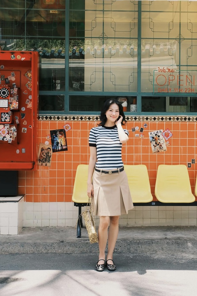 Hóa nàng thơ cổ điển cùng bản phối với áo kẻ ngang- Ảnh 2.