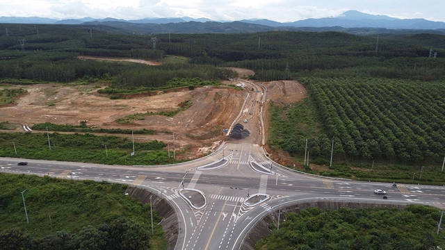 Ngổn ngang dự án nghìn tỉ Quảng Ngãi: Khó khăn và kỳ vọng phát triển hạ tầng - Ảnh 1. Ngổn ngang dự án nghìn tỉ Quảng Ngãi: Khó khăn và kỳ vọng phát triển hạ tầng - Ảnh 1.