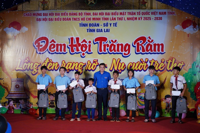 700 thiếu nhi vùng biên đón Trung thu đặc biệt giữa lồng đèn rực sáng- Ảnh 2. 700 thiếu nhi vùng biên đón Trung thu đặc biệt giữa lồng đèn rực sáng- Ảnh 2.