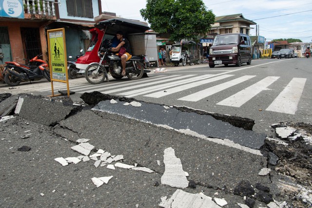 Số người chết do động đất miền trung Philippines tăng nhanh - Ảnh 9.