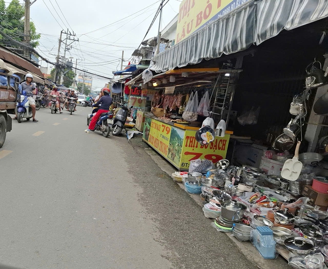 Bu&ocirc;n b&aacute;n tr&agrave;n lan tr&ecirc;n vỉa h&egrave;, l&ograve;ng đường- Ảnh 2.