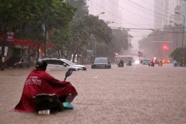 Hà Nội 'ngập khắp nơi', Sở Xây dựng 'mong người dân thông cảm' - Ảnh 1.