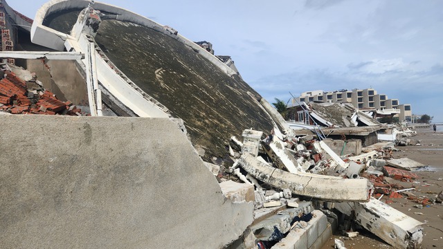 Bão số 10 tàn phá Hà Tĩnh gây thiệt hại hơn 6 . 000 Tỉ đồng - Ảnh 2. Bão số 10 tàn phá Hà Tĩnh gây thiệt hại hơn 6 . 000 Tỉ đồng - Ảnh 2.