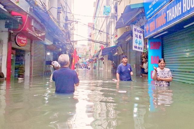Nội th&agrave;nh H&agrave; Nội vẫn ngập s&acirc;u, người d&acirc;n l&ecirc;n mạng x&atilde; hội 'cầu cứu'- Ảnh 2.
