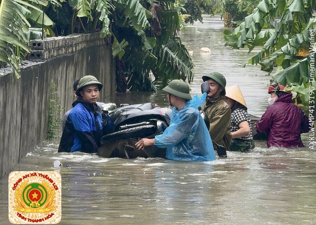Đi ngược vào vùng lũ cứu trợ người dân thanh hóa trong bão số 10 - Ảnh 1.