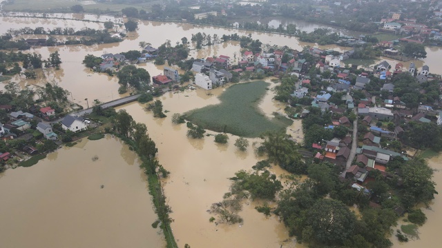 Người dân ngoại thành Hà Nội lại hối hả chạy lũ - Ảnh 10.