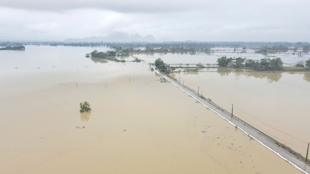 Người dân ngoại thành Hà Nội lại hối hả chạy lũ - Ảnh 2.