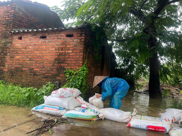 Người dân ngoại thành Hà Nội lại hối hả chạy lũ - Ảnh 3.