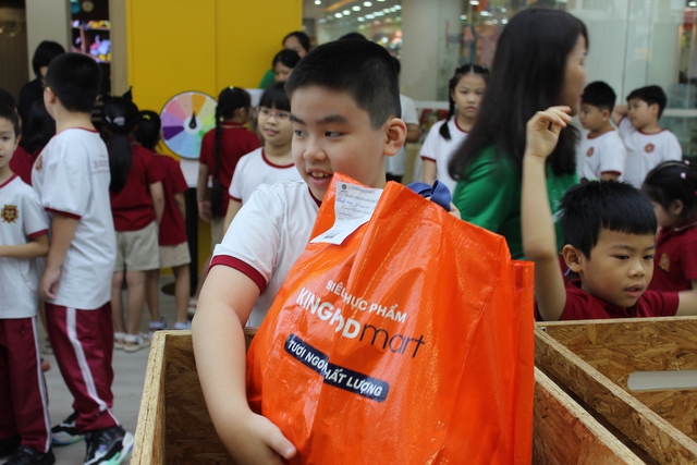 H&agrave;ng trăm bộ đồng phục học sinh cũ được thu gom, k&eacute;o d&agrave;i v&ograve;ng đời - Ảnh 6.